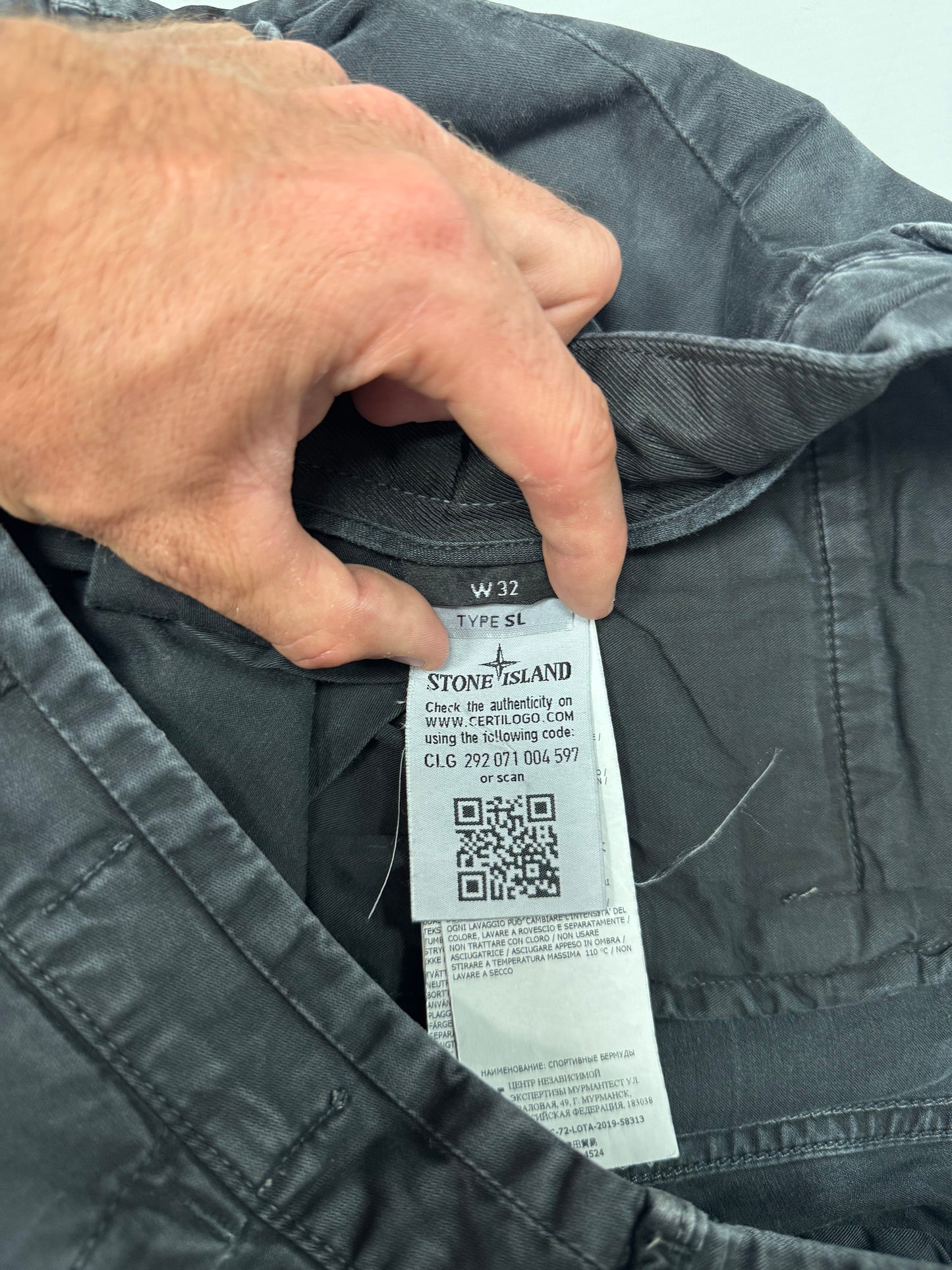 Stone island cargo shorts (32W)