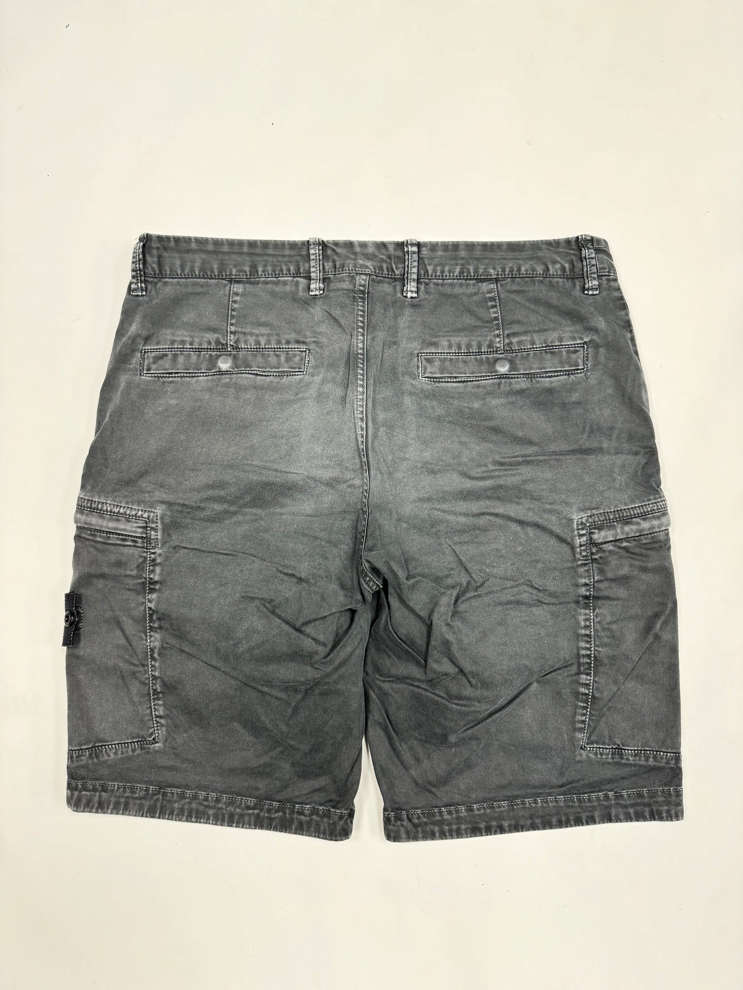 Stone island cargo shorts (32W)