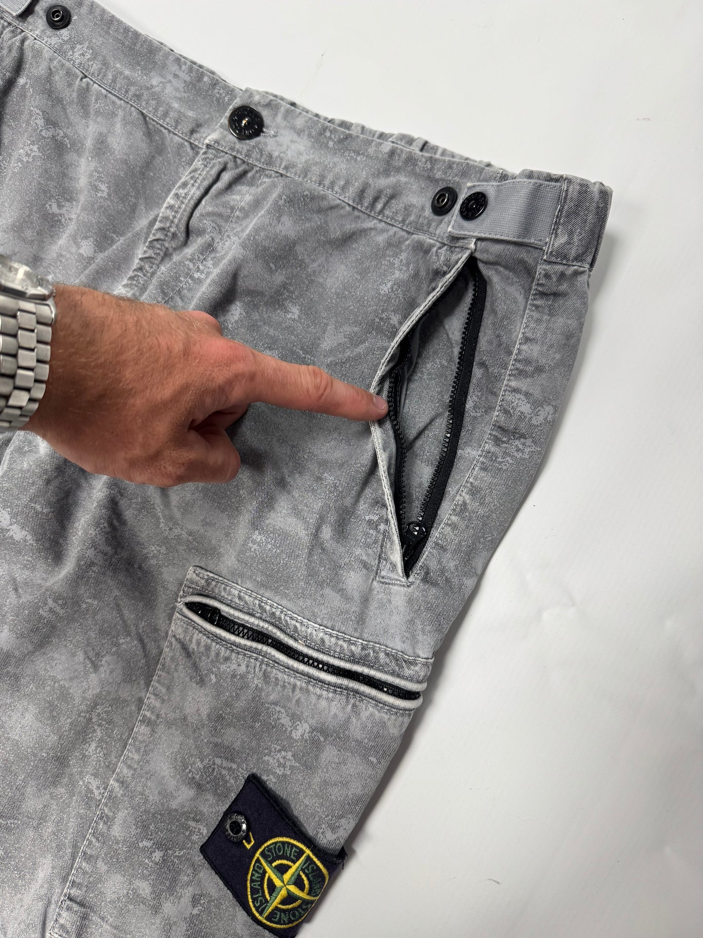 Stone island camo cargo shorts (w34)