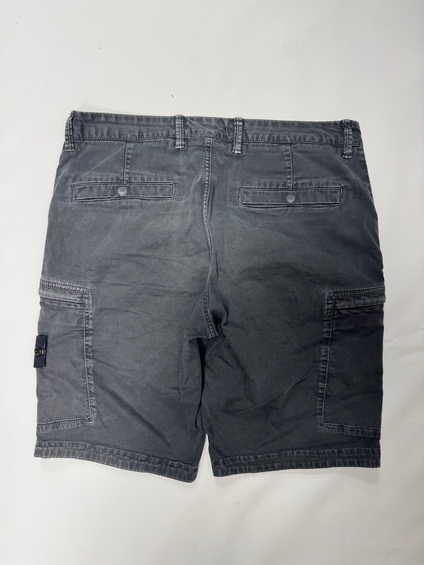 Stone island cargo shorts (32W)