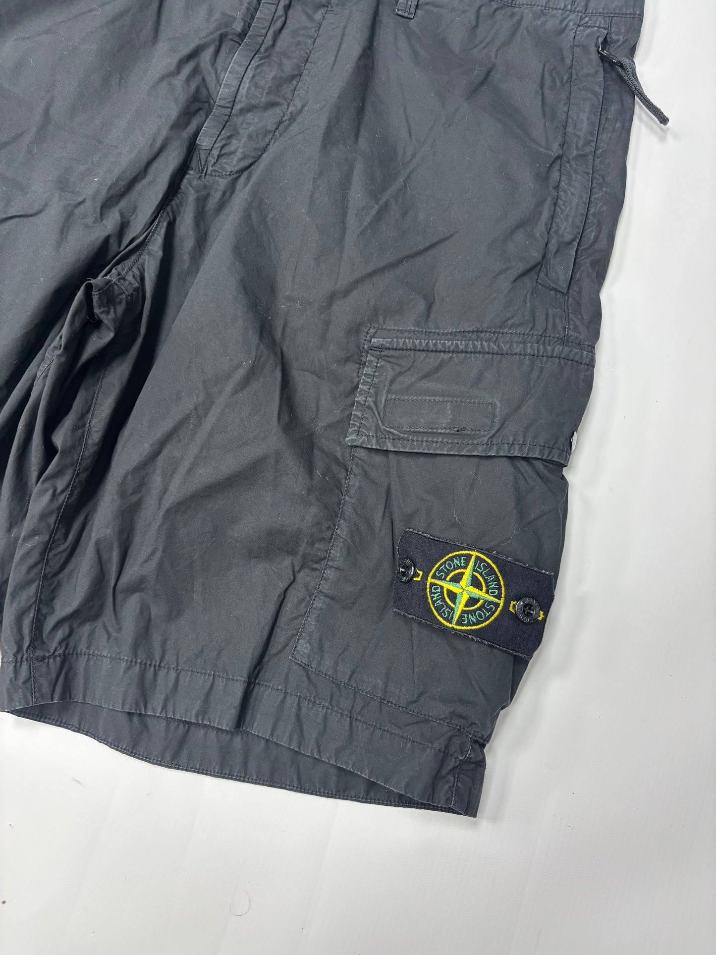 Stone island cargo shorts (34W)