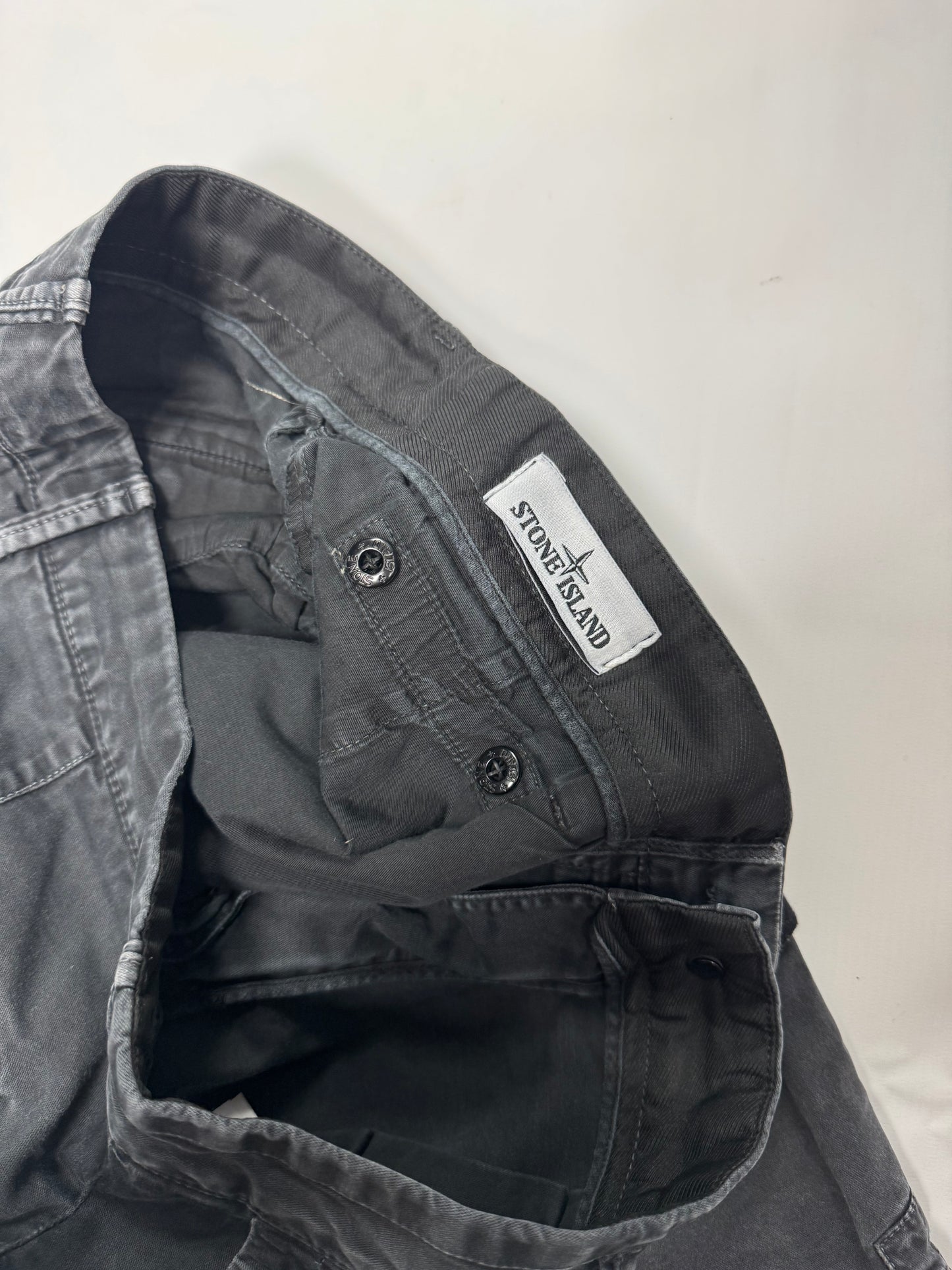 Stone island cargo shorts (32W)