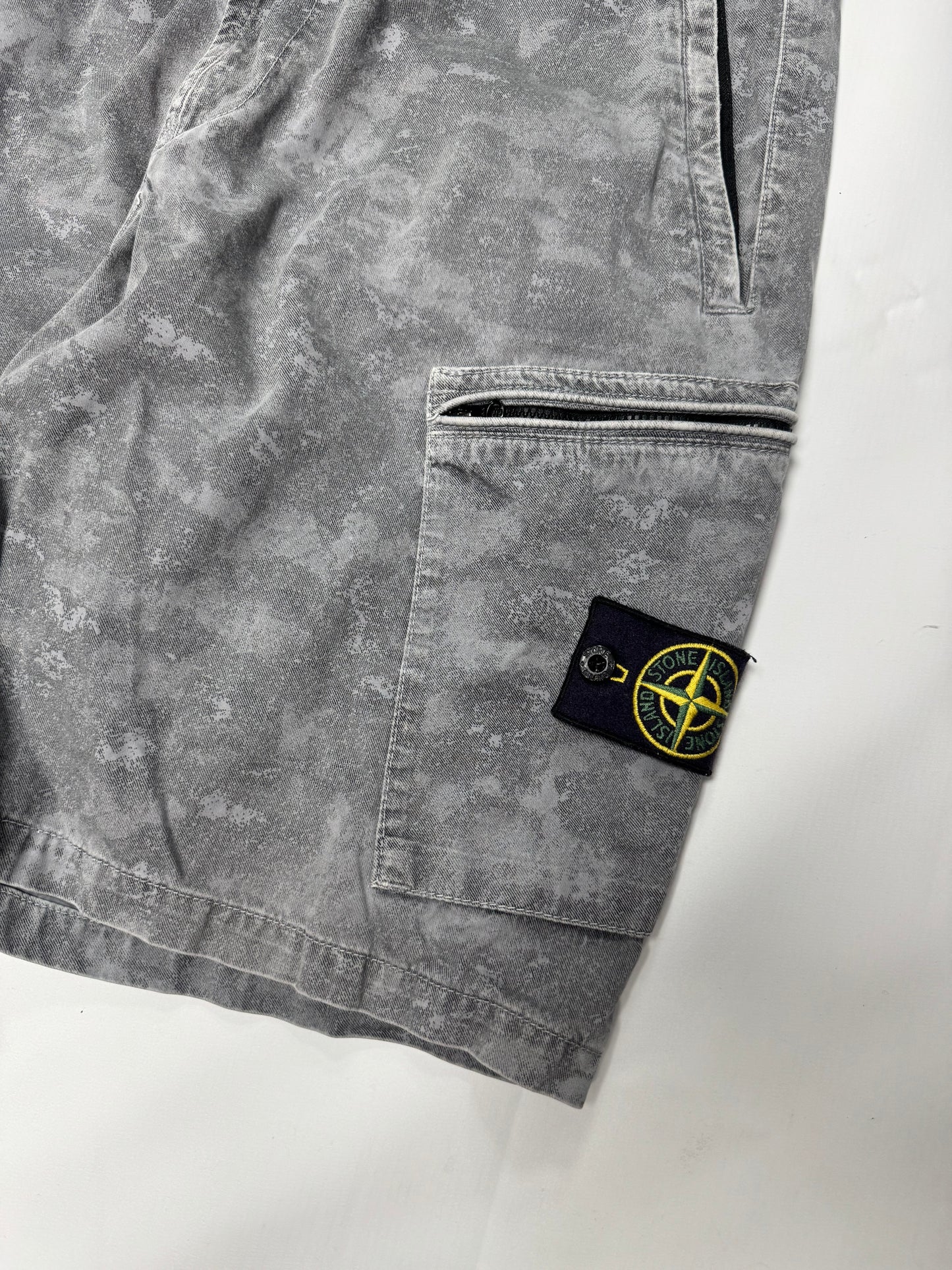 Stone island camo cargo shorts (w34)