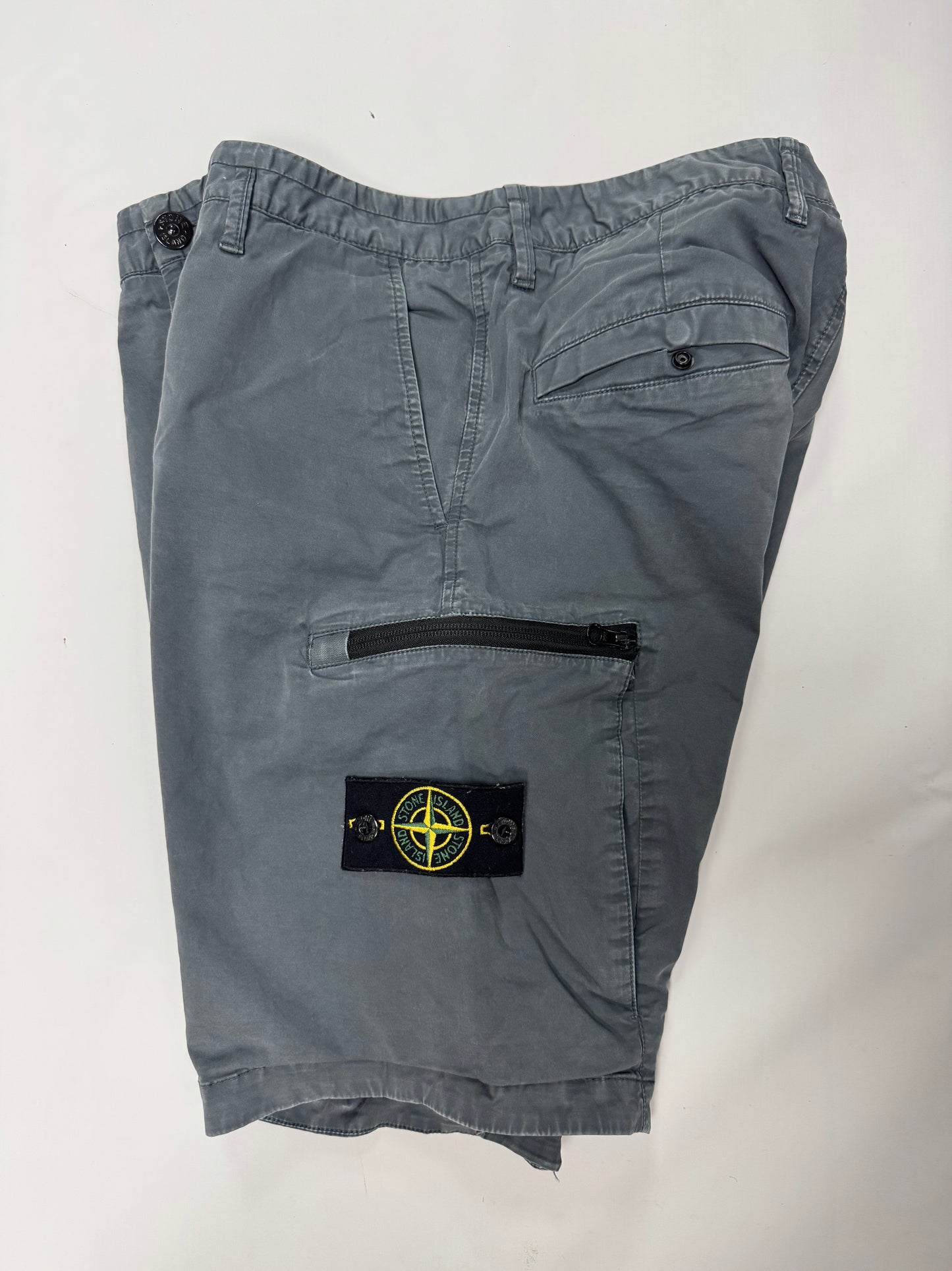 Stone island cargo shorts (32w)