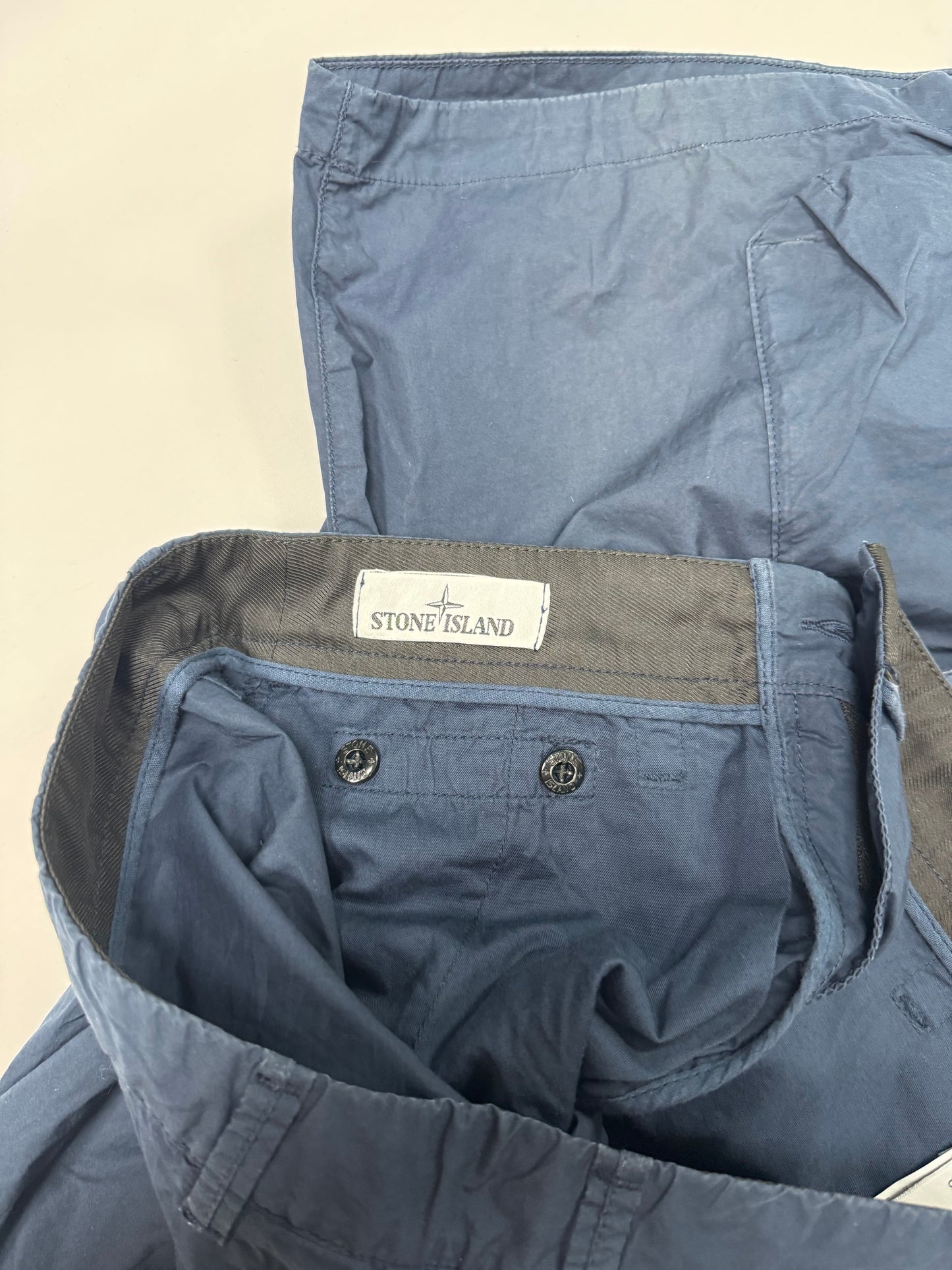 Stone island cargo shorts (32W)