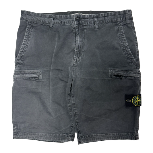 Stone island cargo shorts (32W)