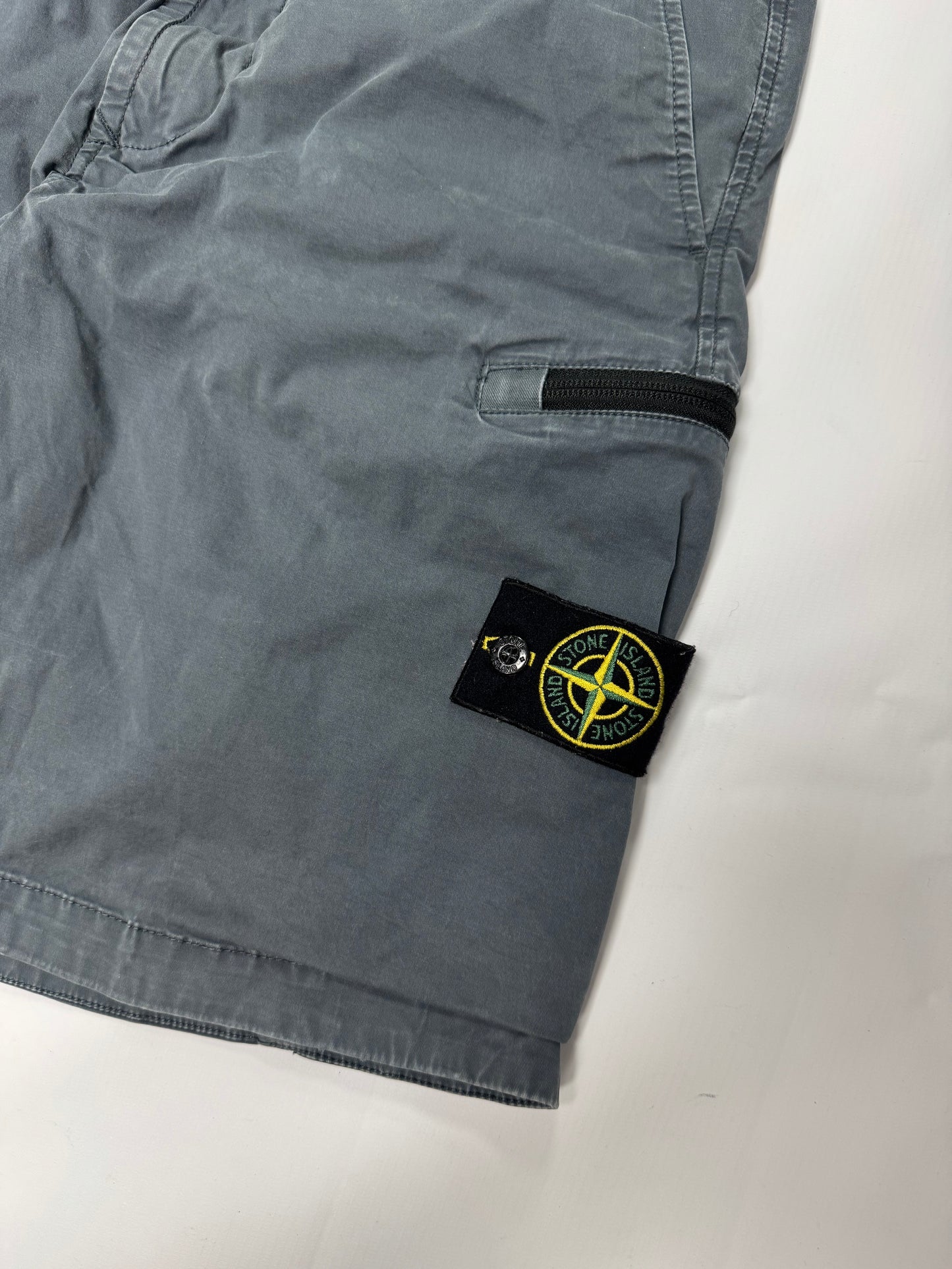 Stone island cargo shorts (32w)