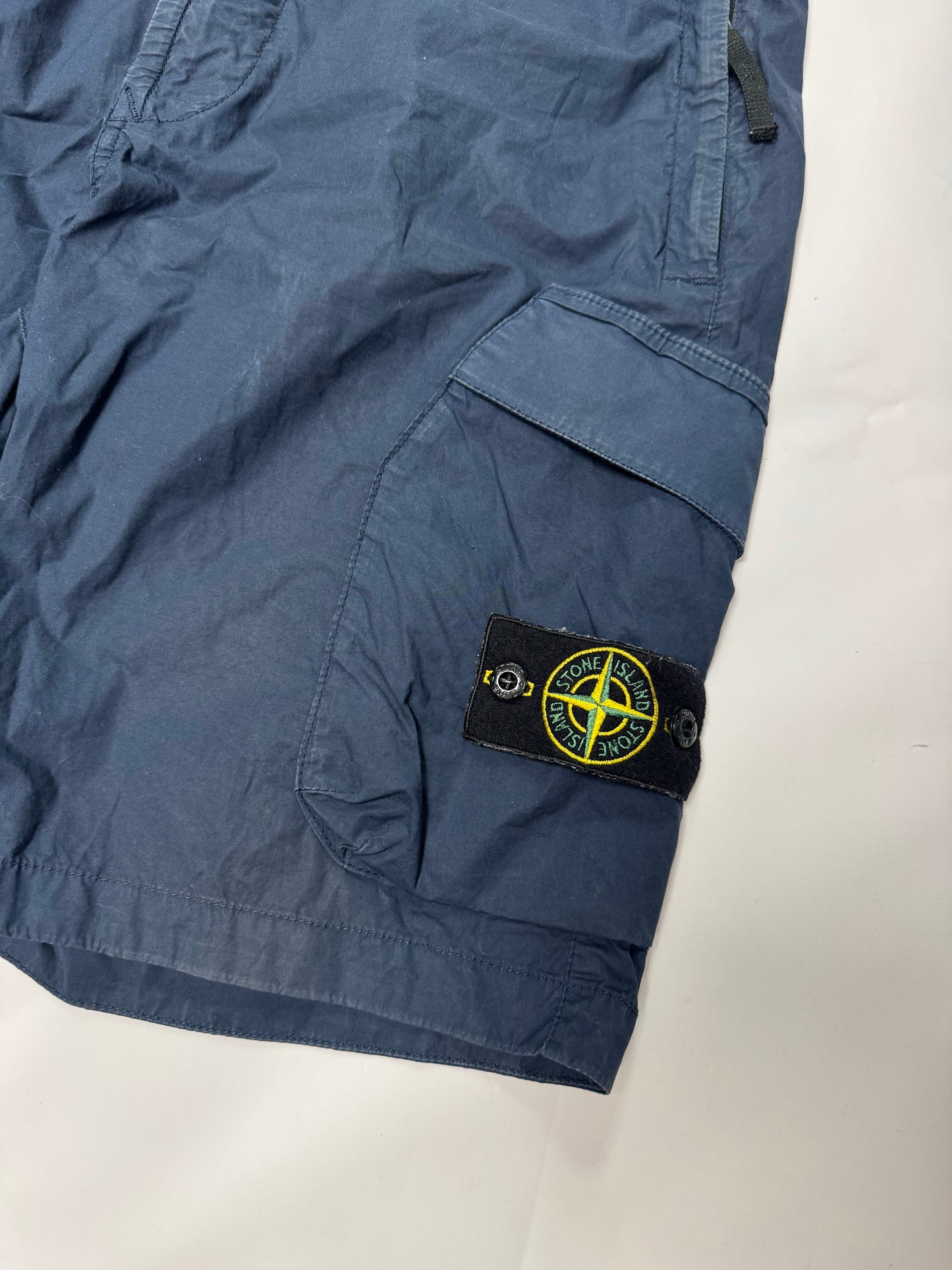 Stone island cargo shorts (32W)