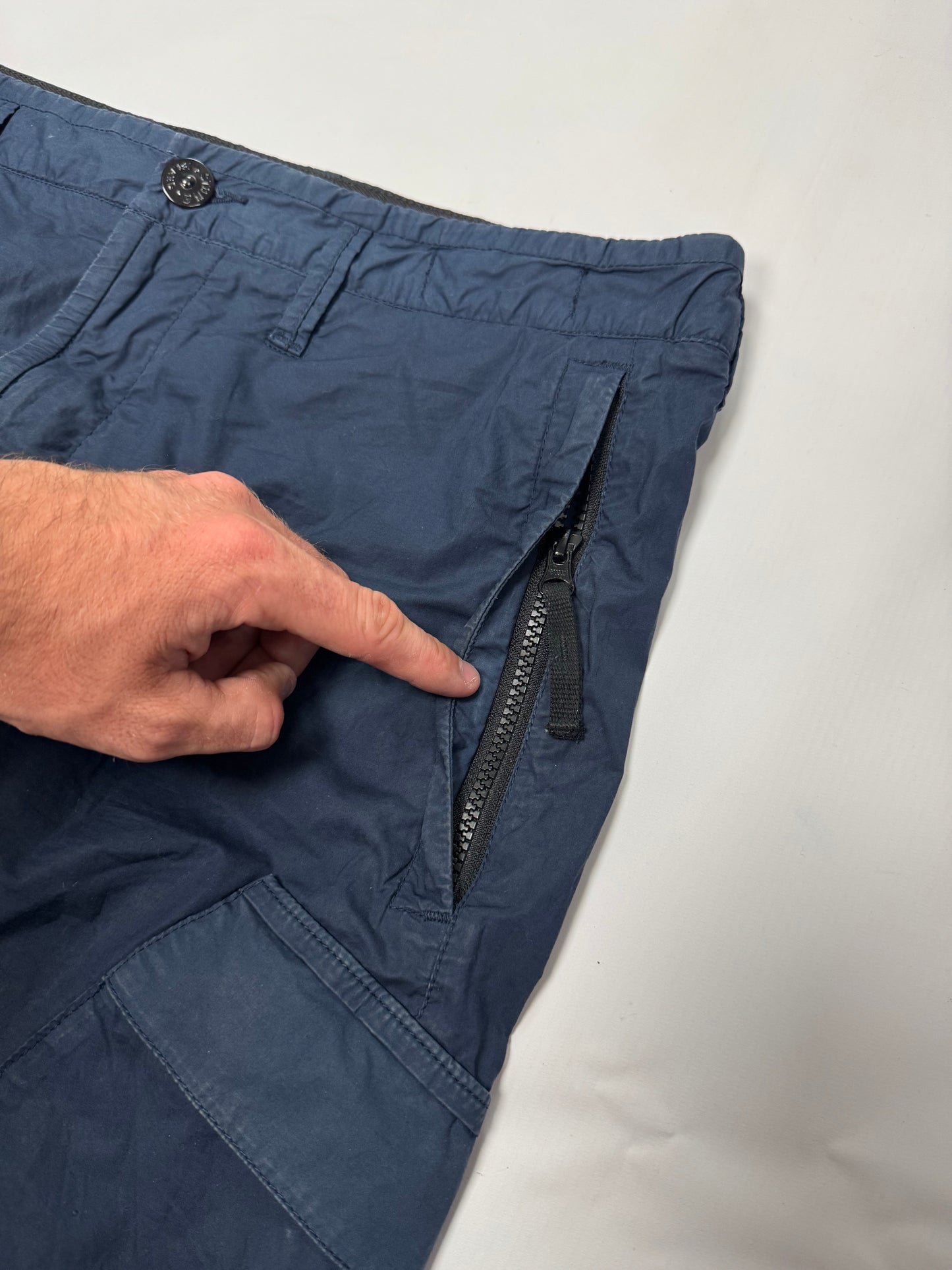 Stone island cargo shorts (32W)