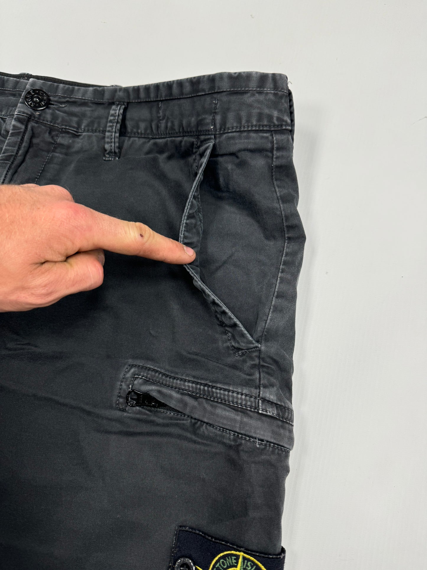 Stone island cargo shorts (32W)