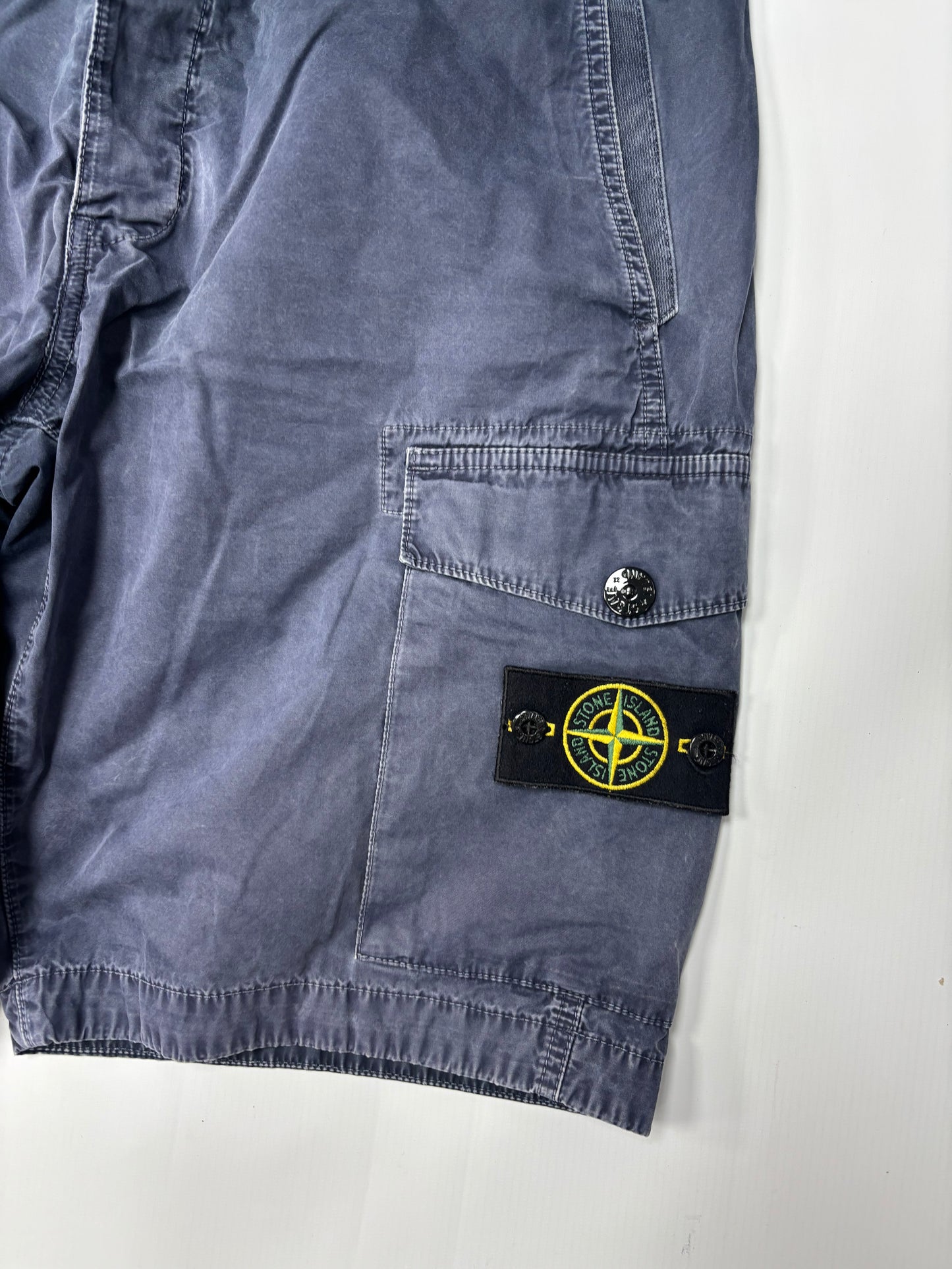 Stone island cargo shorts (36W)