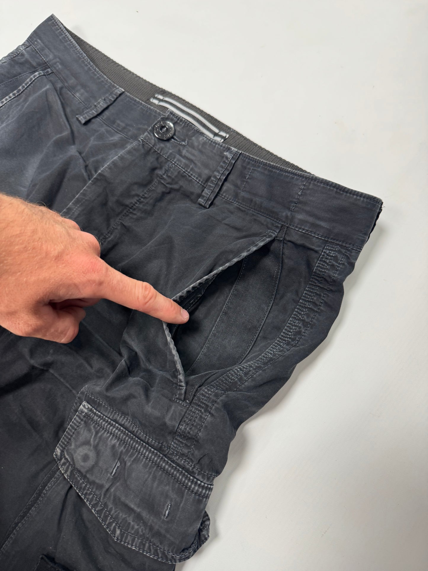 Stone island cargo shorts (32W)