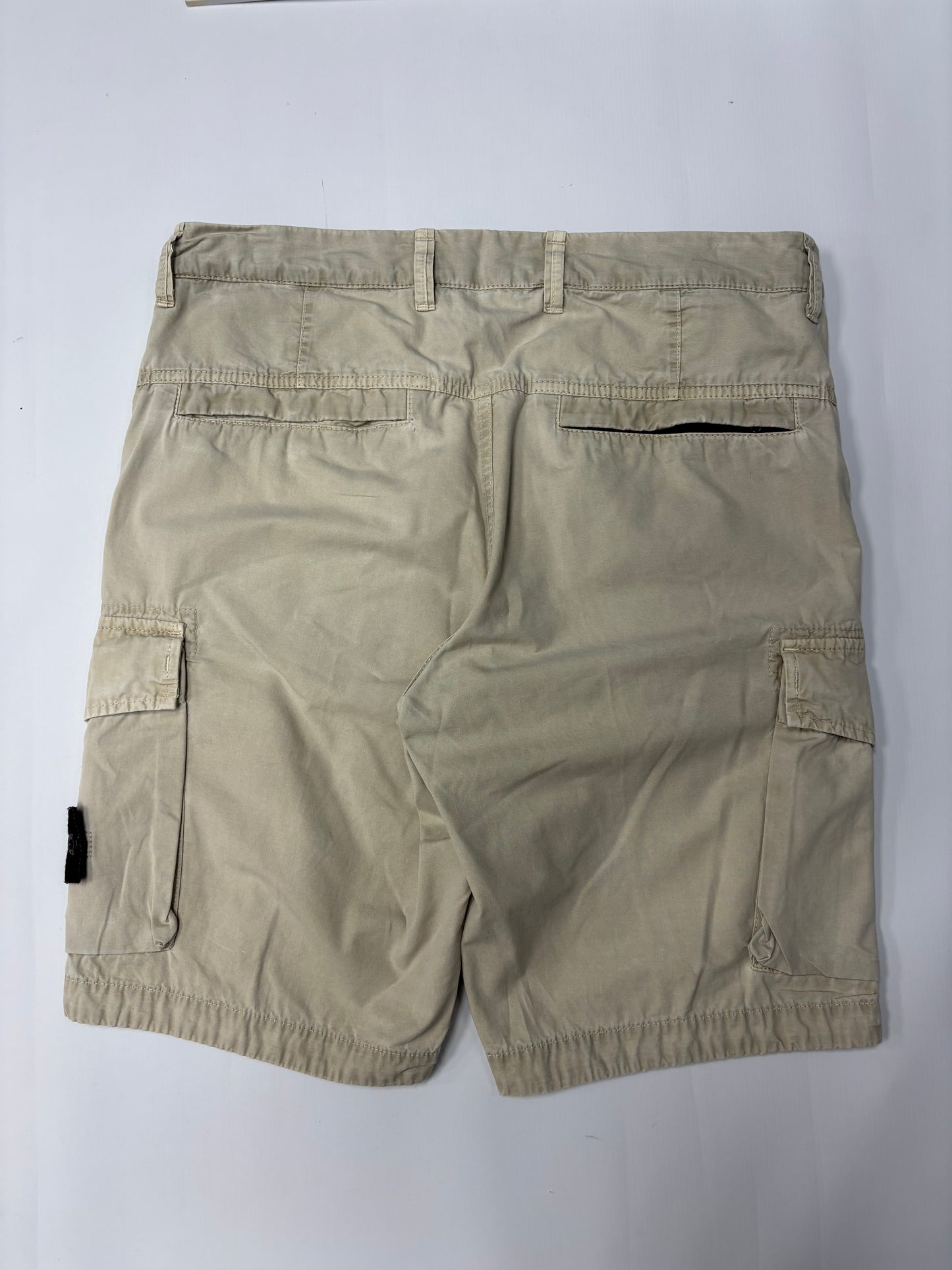 Stone island cargo shorts (32W)