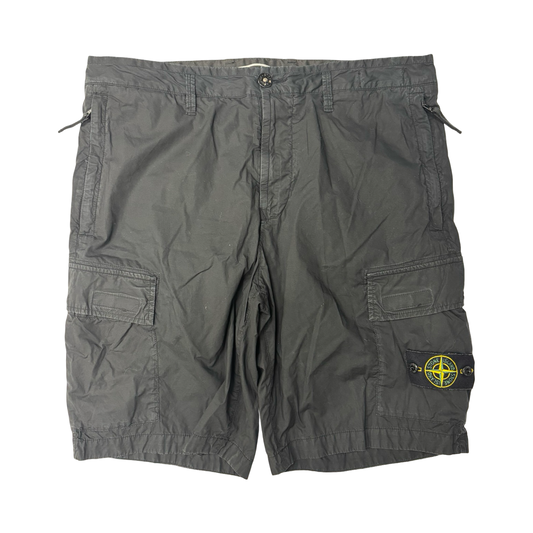 Stone island cargo shorts (34W)