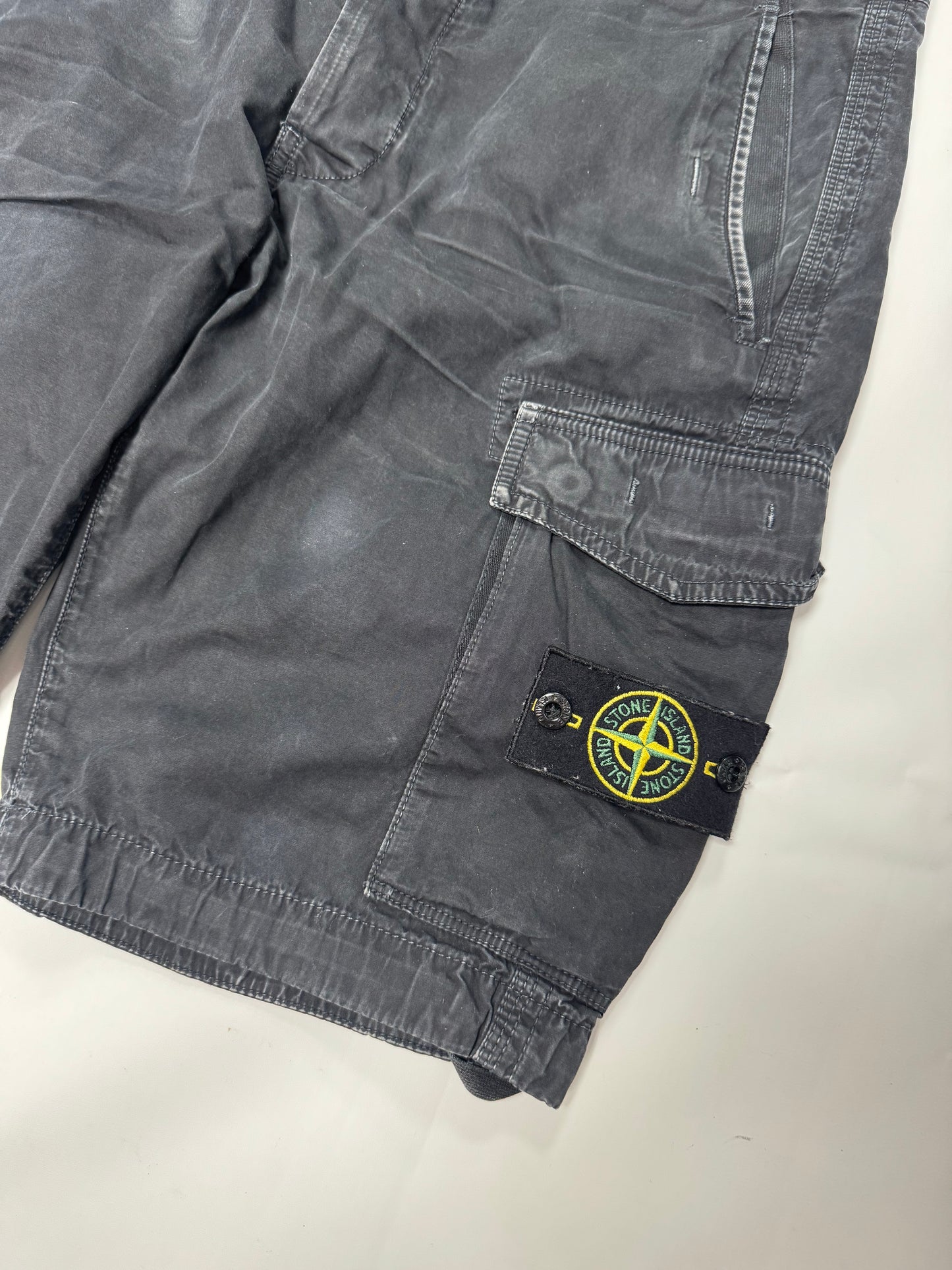 Stone island cargo shorts (32W)