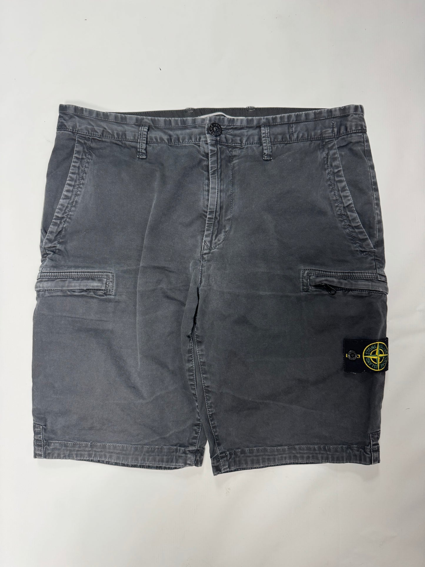 Stone island cargo shorts (32W)