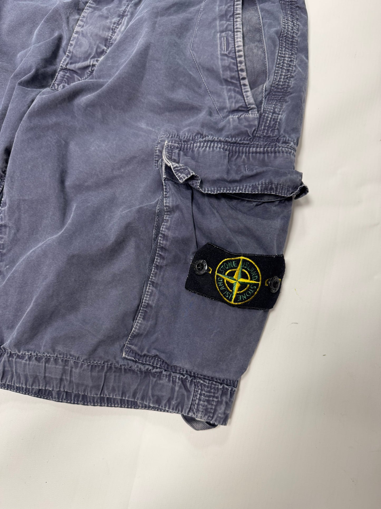 Stone island cargo shorts (30W)