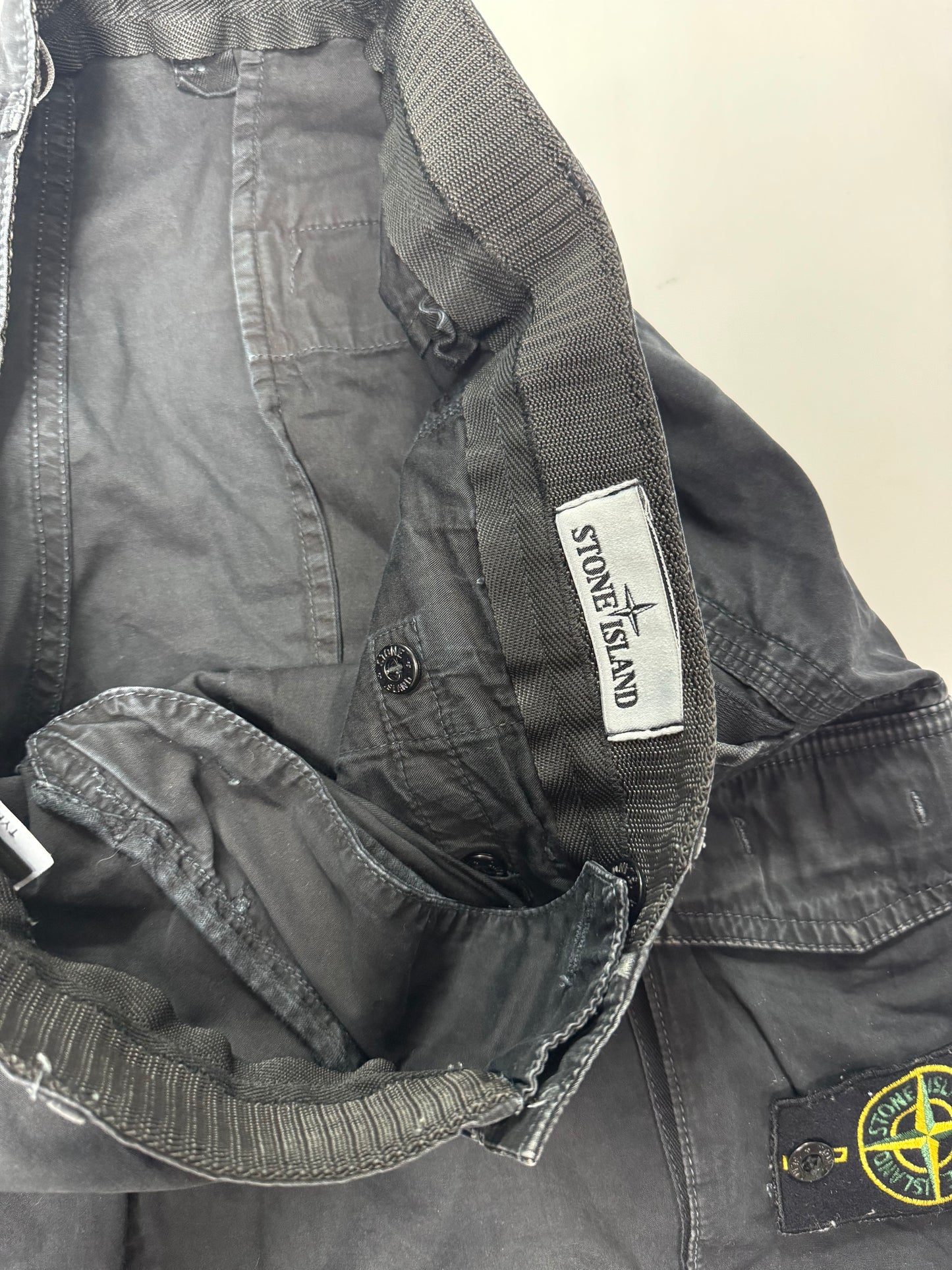 Stone island cargo shorts (32W)