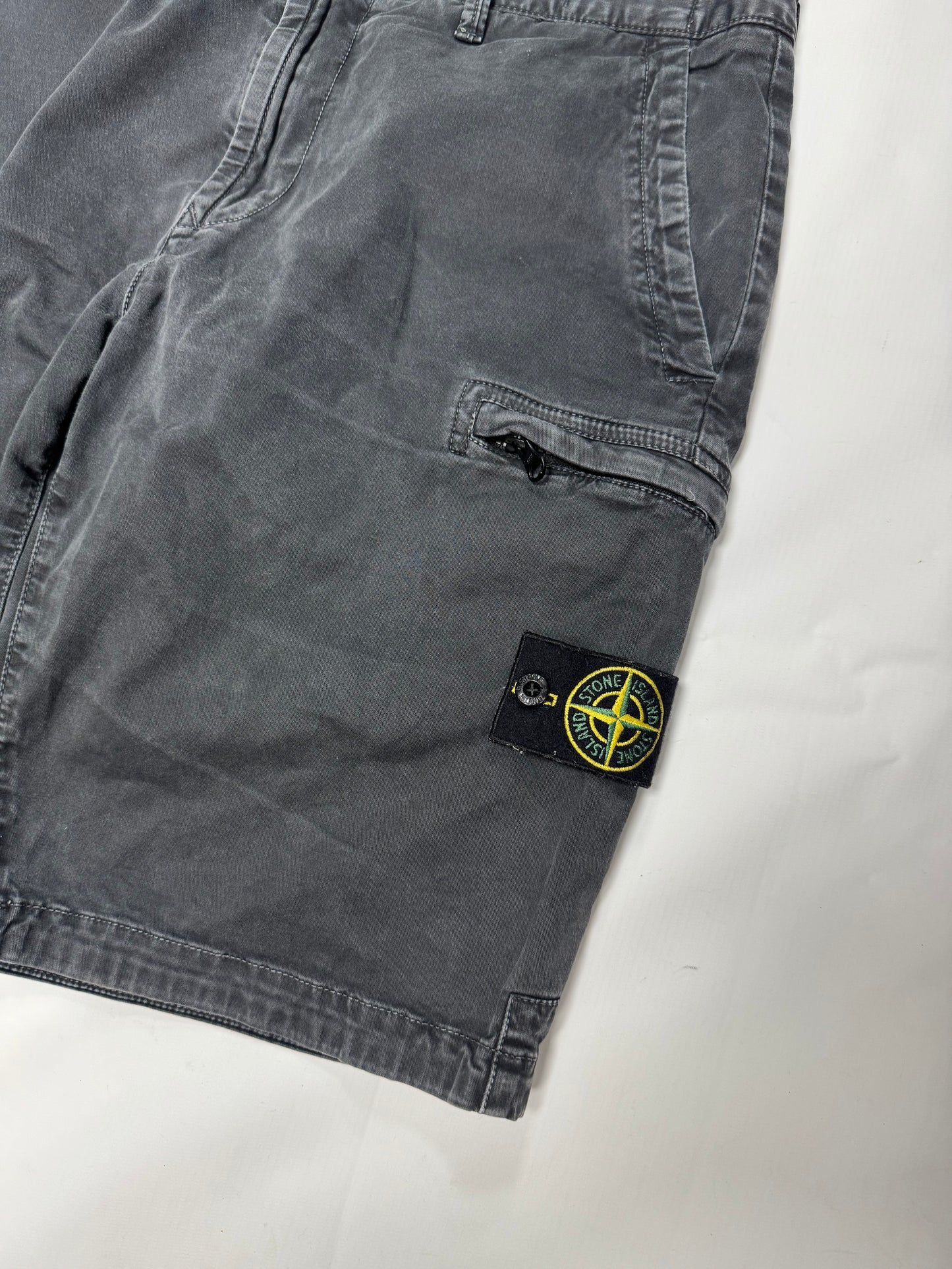 Stone island cargo shorts (32W)