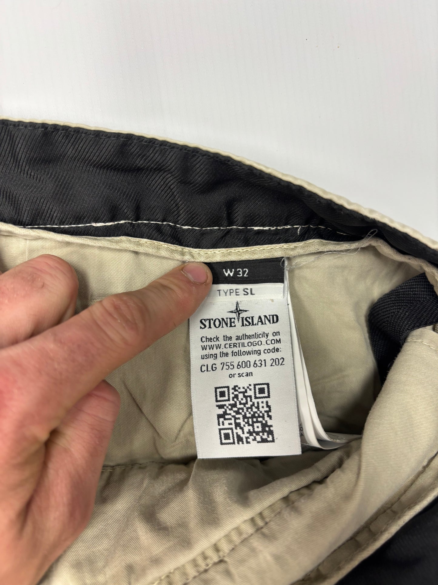 Stone island cargo shorts (32W)
