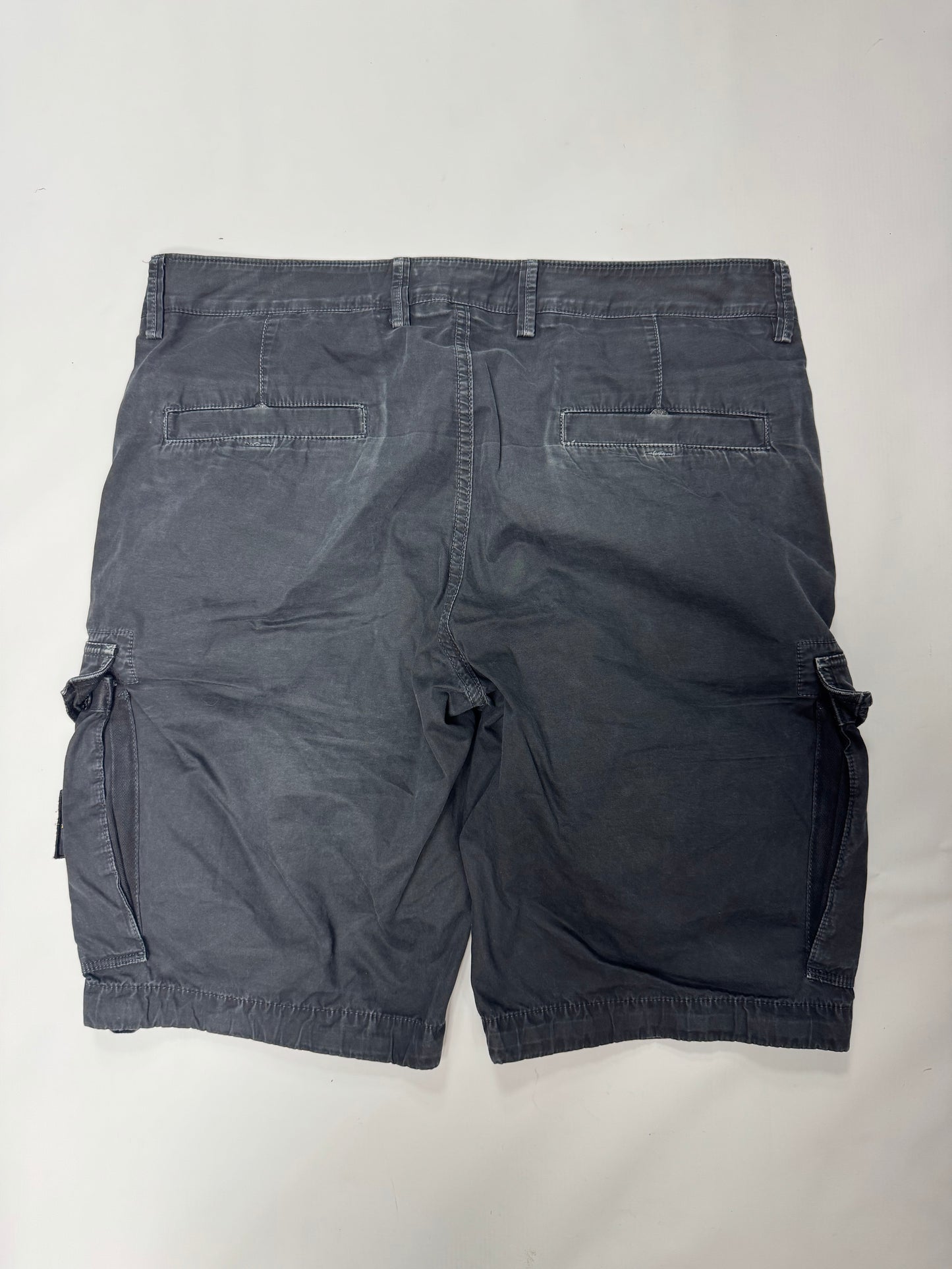 Stone island cargo shorts (32W)