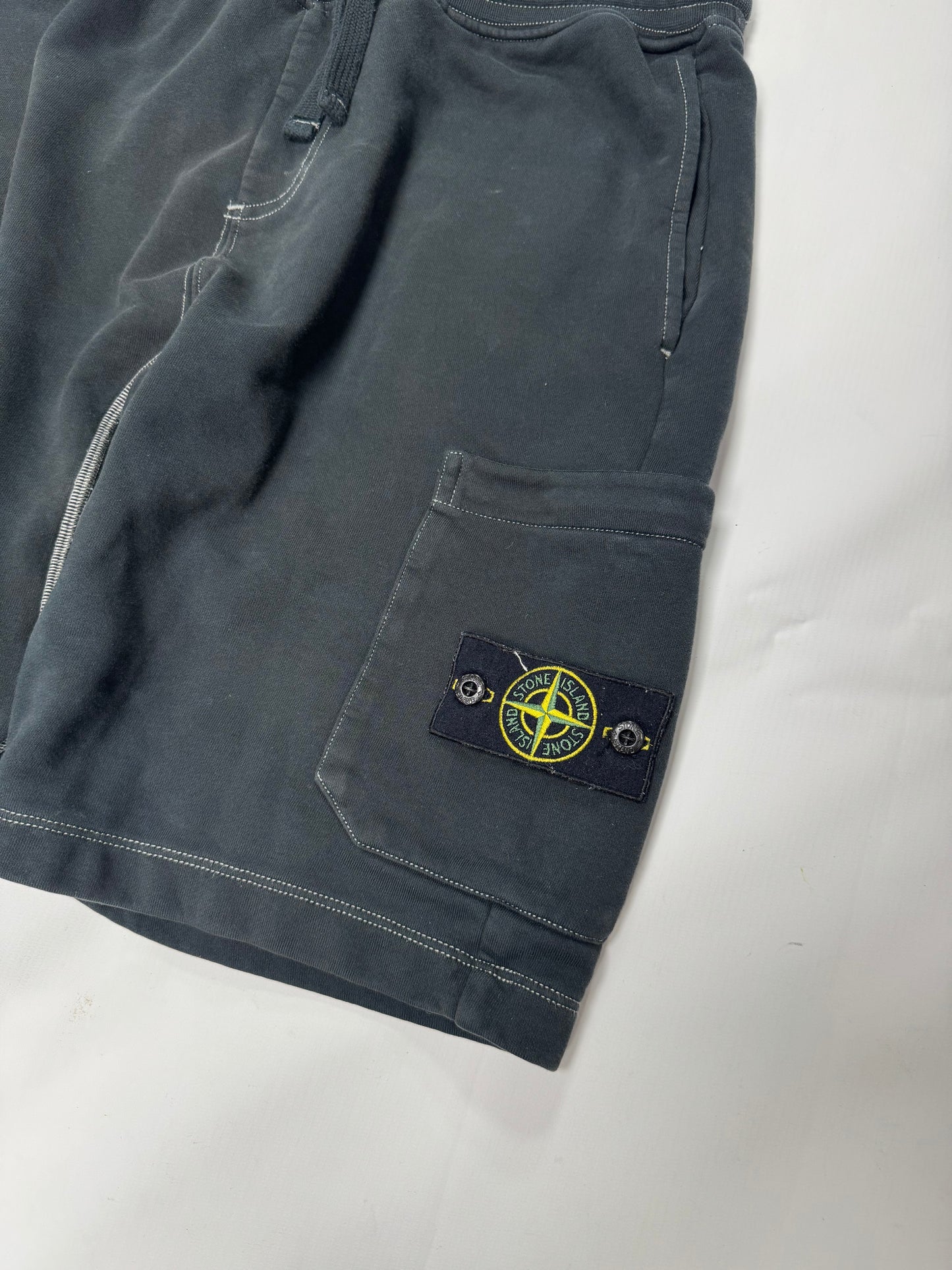 Stone island contrast stitch jogger shorts (M)