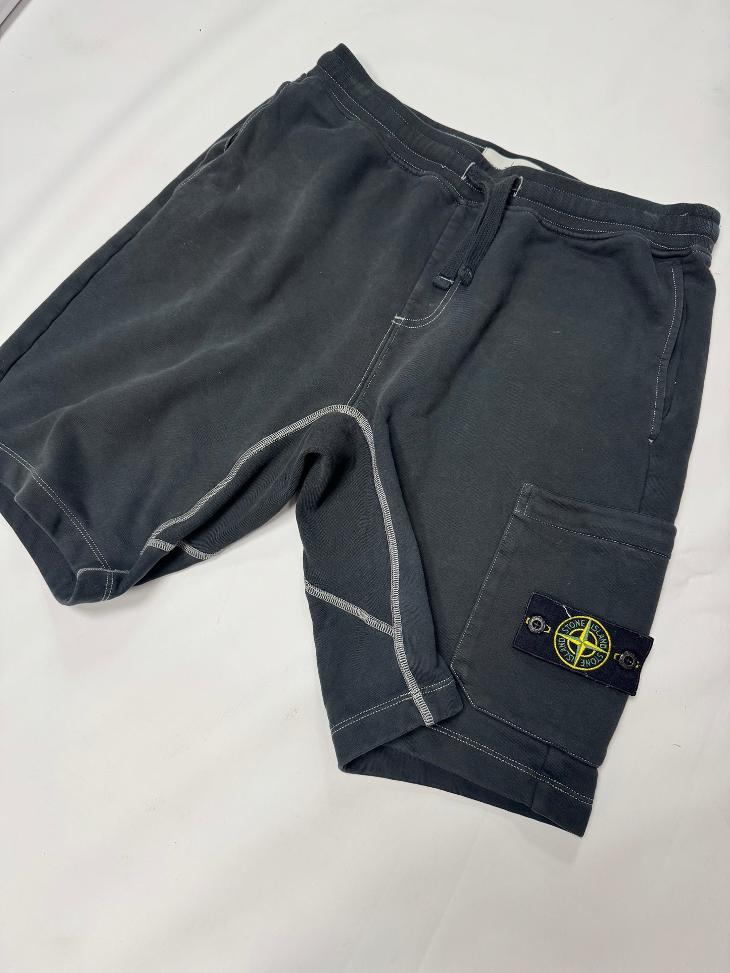 Stone island contrast stitch jogger shorts (M)