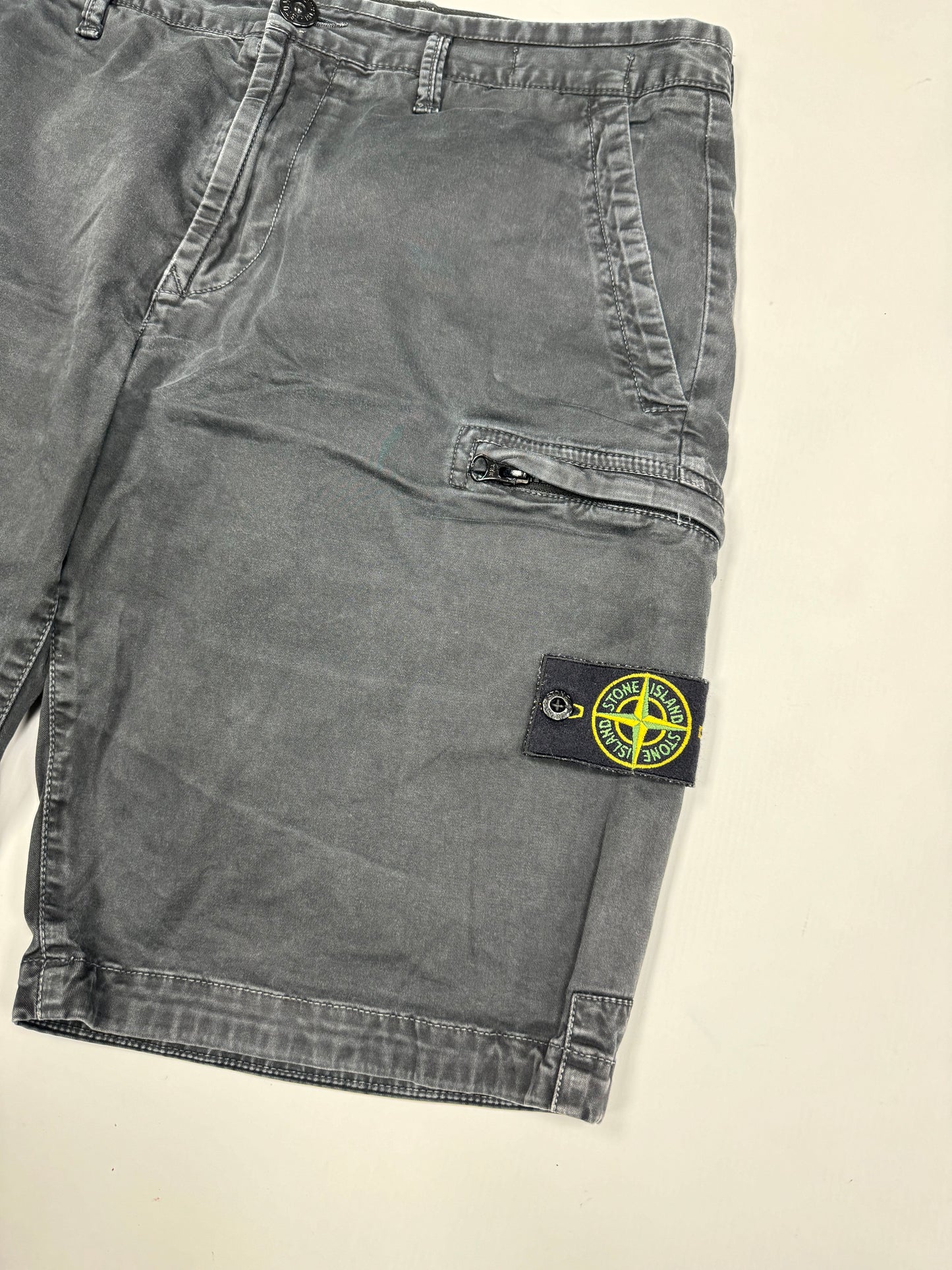 Stone island cargo shorts (32W)