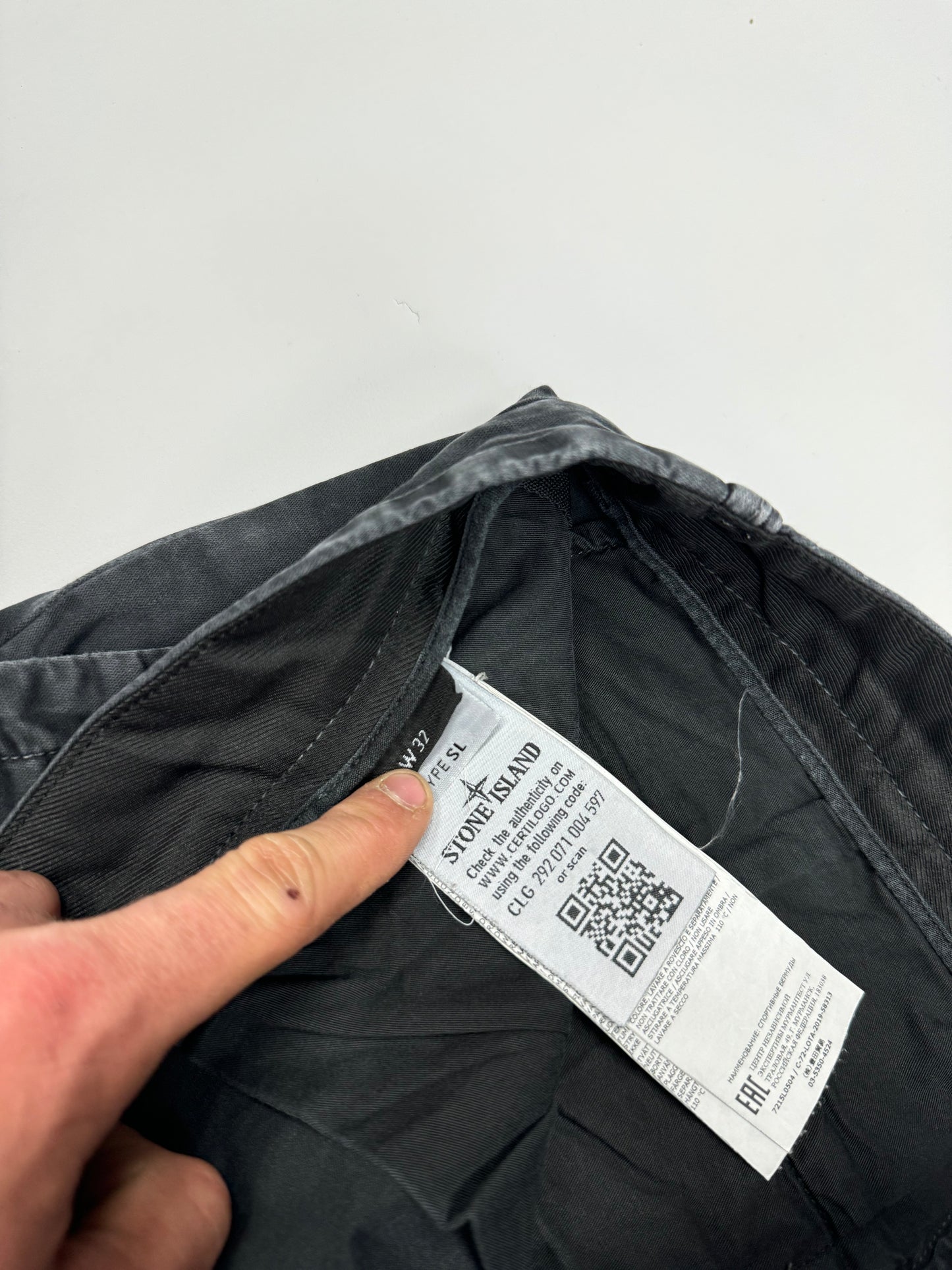 Stone island cargo shorts (32W)