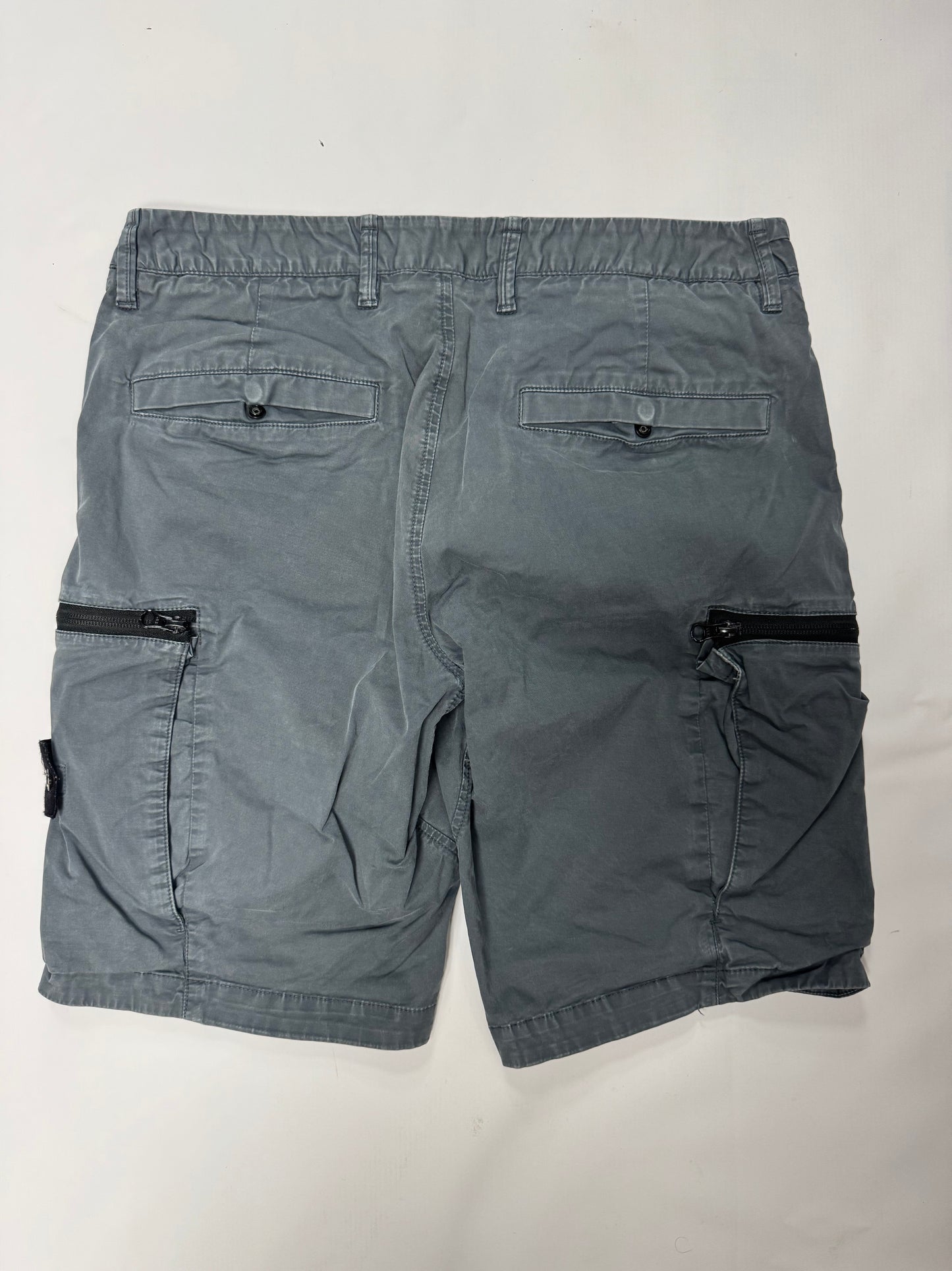 Stone island cargo shorts (32w)